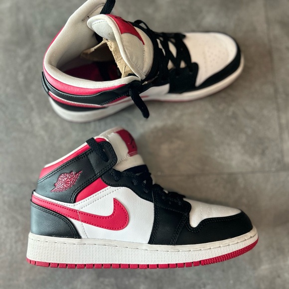 Air Jordan 1 Mid Kid’s Sneakers Size 5Y Black Red - Picture 6 of 8
